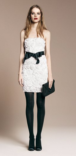 Vestido blanco con lazo negro de Zara
