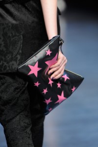 Bolso de mano de Dolce & Gabbana negro con estampado de estrellas rosas.